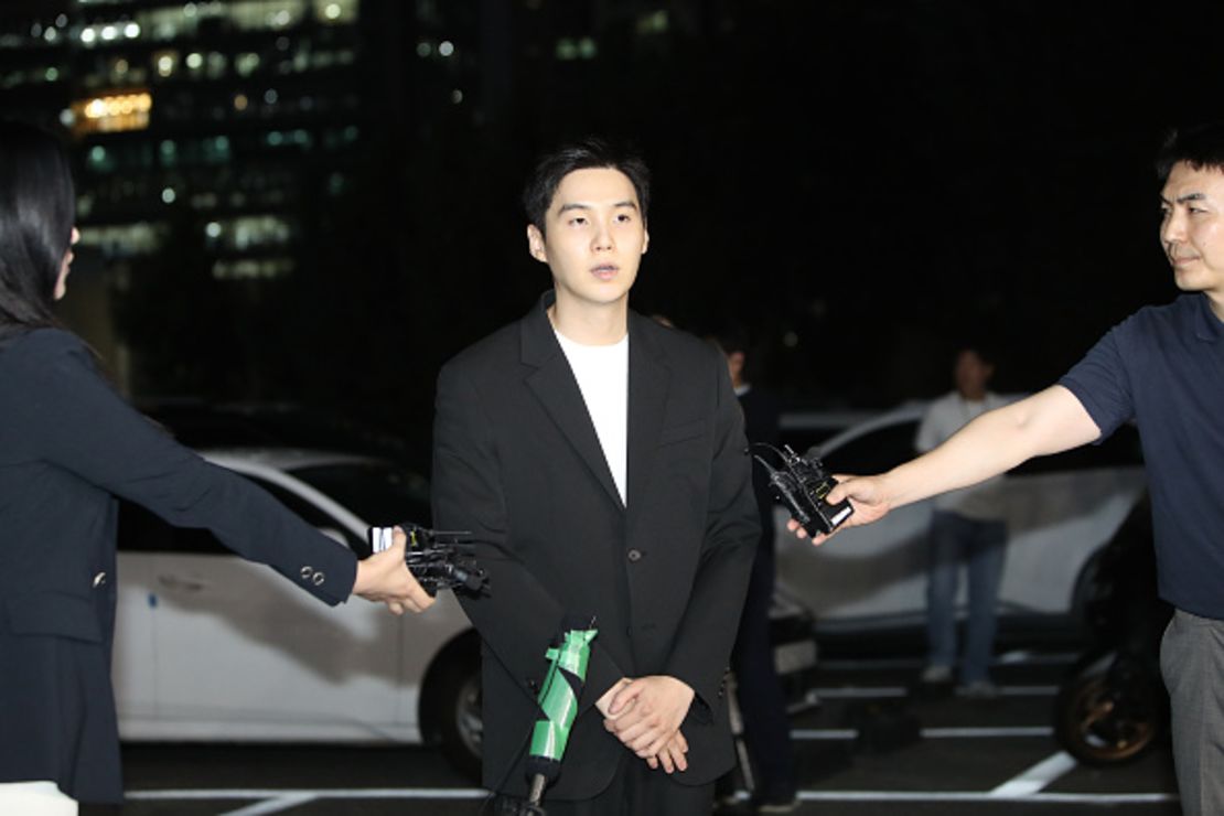 El miembro de la banda de K-pop BTS, Suga, llega a la comisaría de Yongsan el 23 de agosto de 2024 en Seúl, Corea del Sur. Suga estaba bajo investigación policial después de caerse mientras conducía un patinete eléctrico bajo los efectos del alcohol.