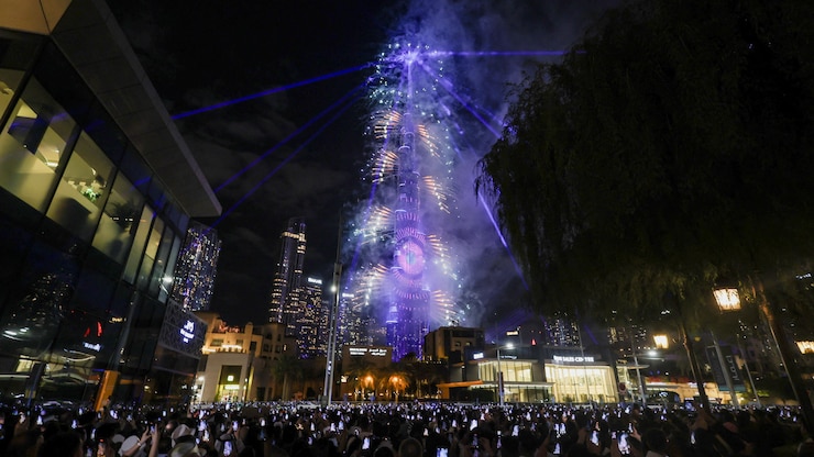 En Dubái, los emiratíes pudieron celebrar el Año Nuevo con un espectáculo de fuegos artificiales lanzados desde el edificio más alto del mundo.