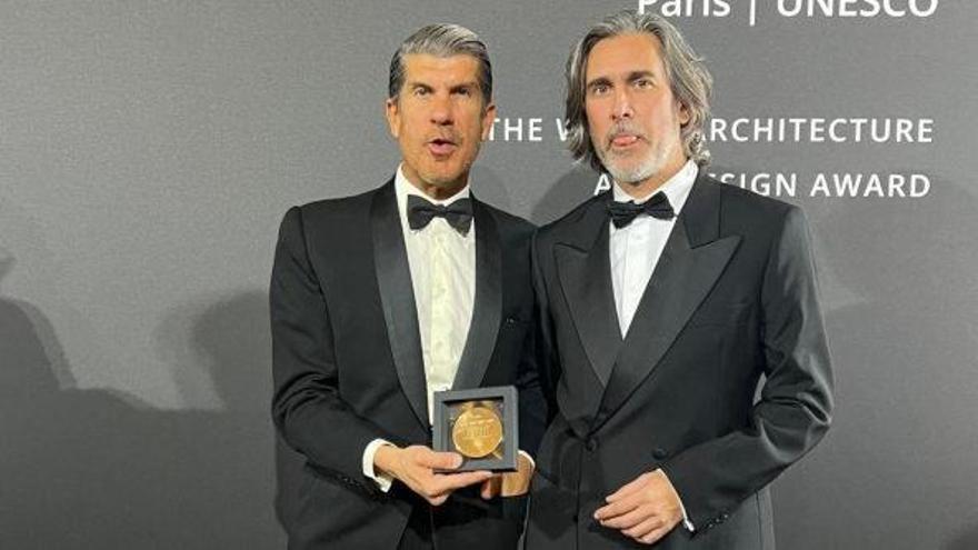 Los arquitectos, con el premio.