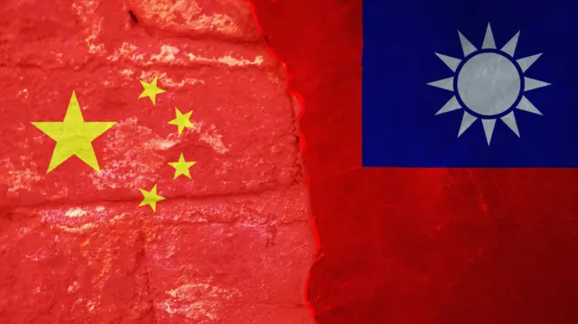 ilustración compuesta por las banderas de taiwán y china con una grieta en el medio