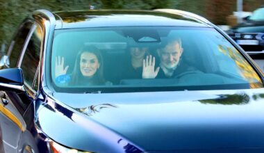 Los Reyes y sus hijas se toman el tradicional roscón en casa de Jesús Ortiz, padre de doña Letizia