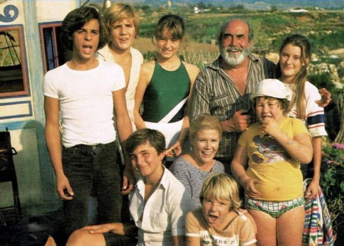 Antonio Ferrandis con el resto del elenco de ‘Verano azul’, en Nerja.