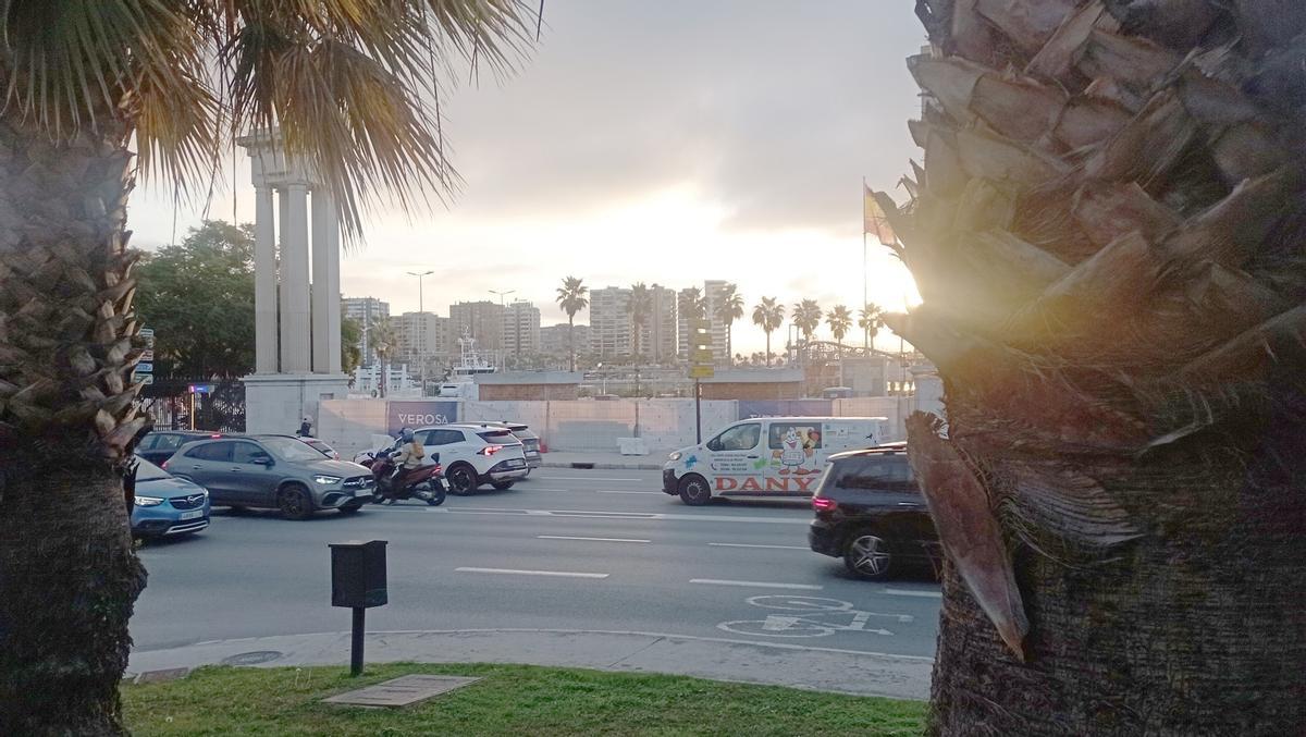 Las bases de las esculturas gigantes del Puerto, ayer.