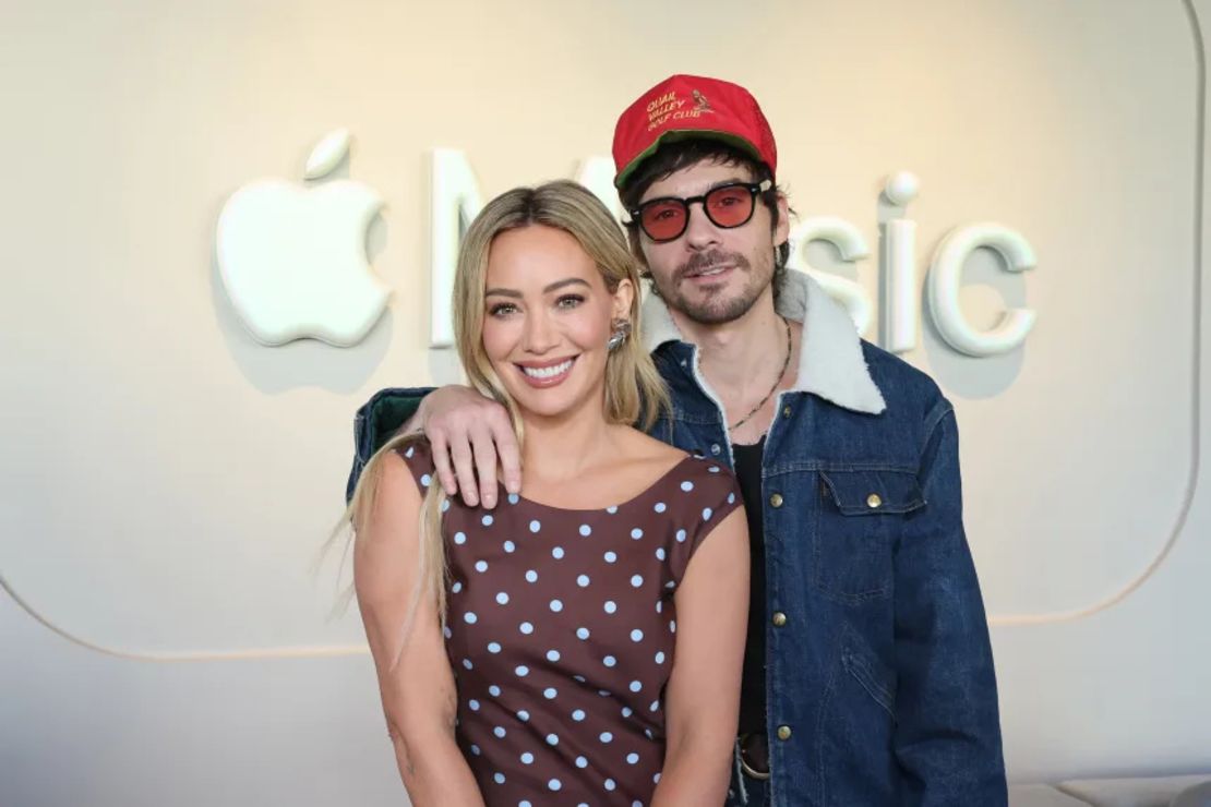Hilary Duff y Matthew Koma visitan los estudios Apple Music en Los Ángeles para participar en un programa especial de radio en directo de Apple Music el 4 de diciembre de 2025 en Los Ángeles, California.