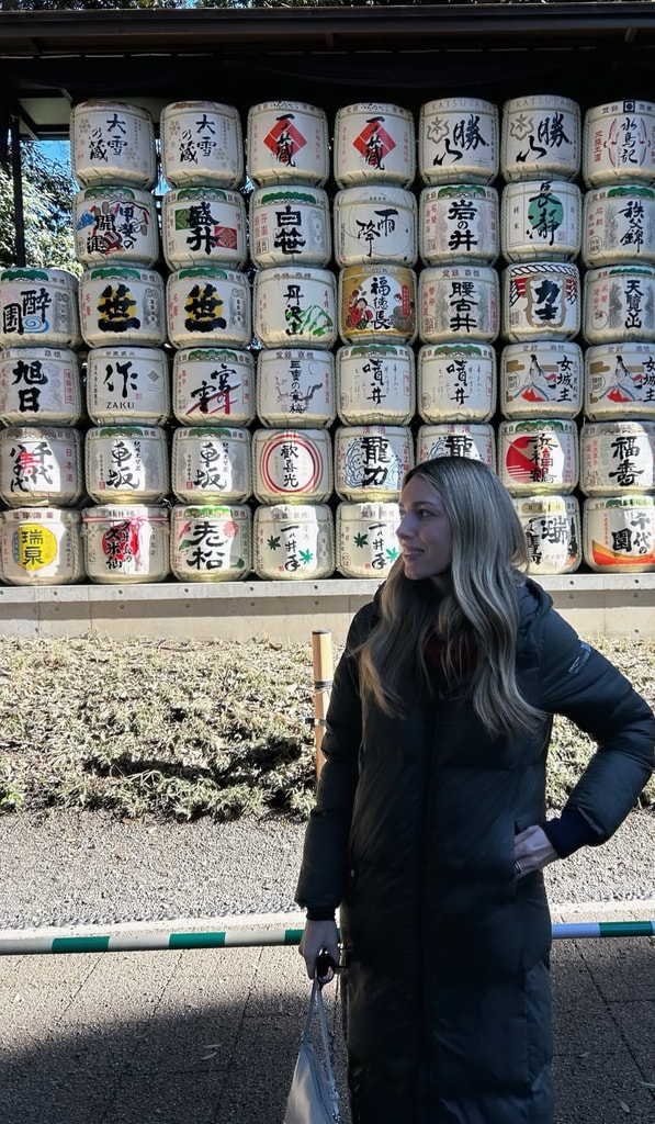 Daniela Figo en Japón de viaje con sus padres Luis Figo y Helene Svedin y sus hermanas.