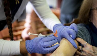 Una enfermera vacuna a una mujer en una residencia de mayores de Cáceres.