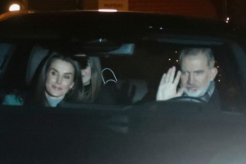 La Familia Real, a su salida de la vivienda