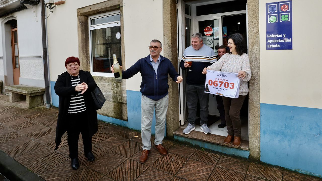 El primer premio del sorteo del Niño deja un décimo agraciado en Zas - La Voz de Galicia