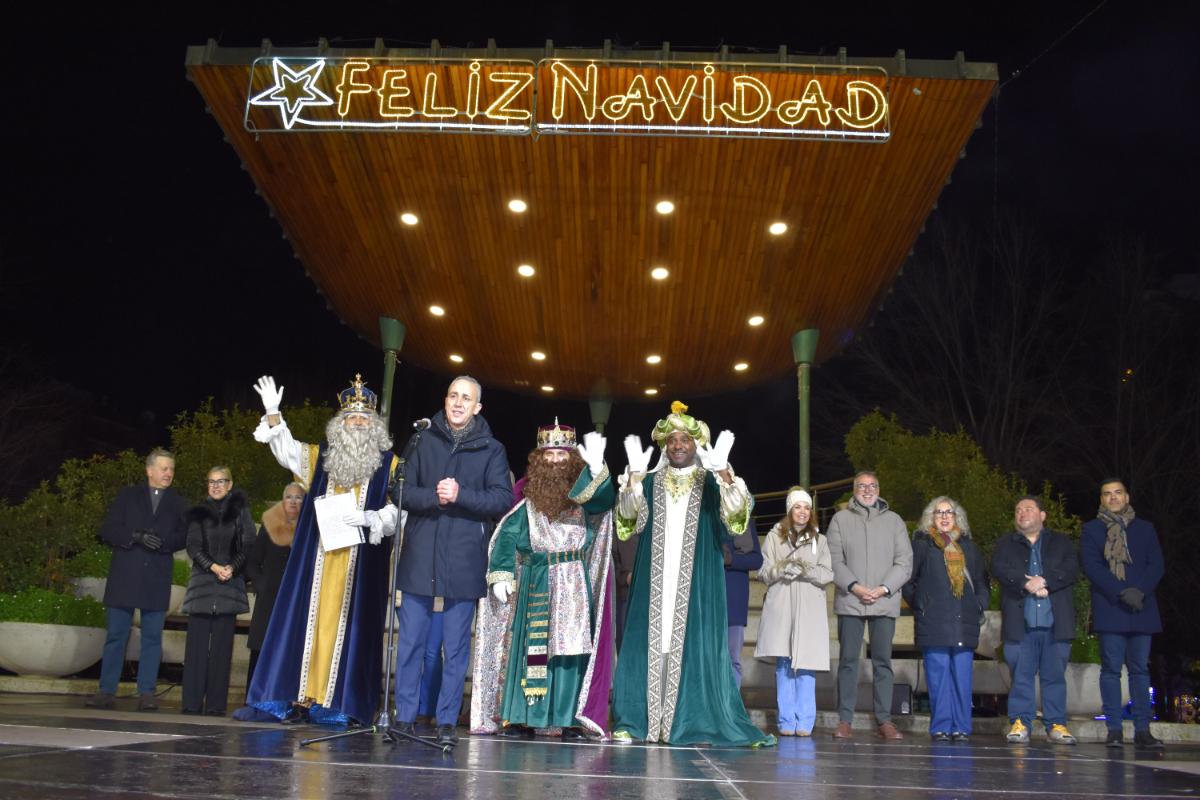 Puertollano desafía al frío invernal y llena las calles para recibir a los mágicos Reyes de Oriente