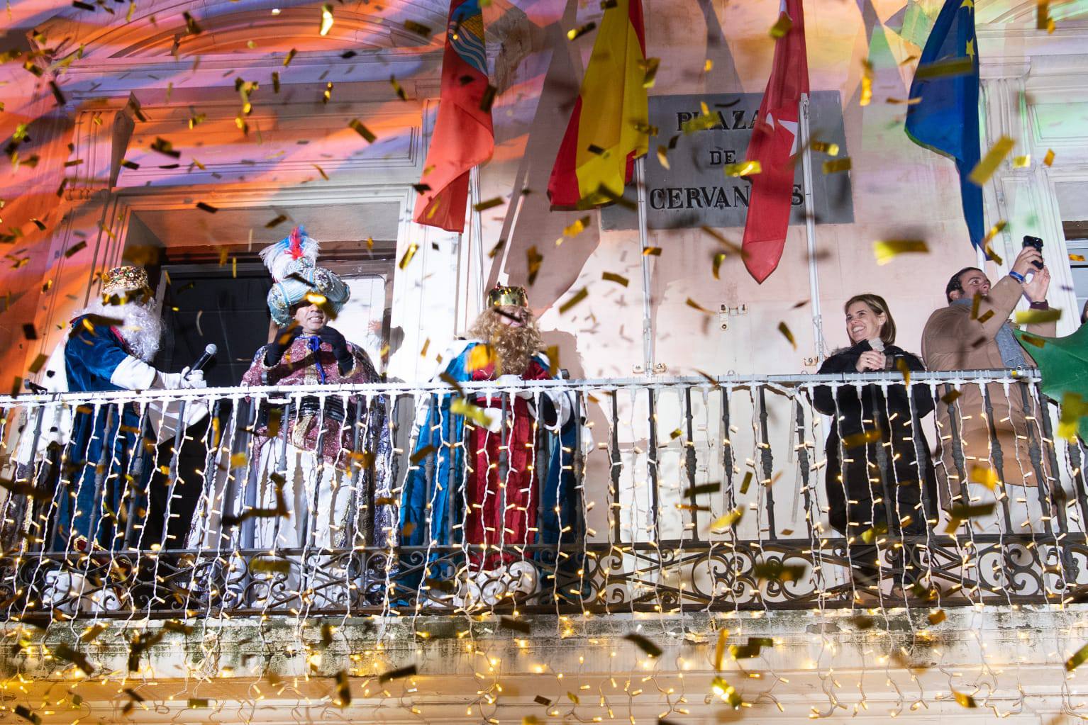 Miles de personas abarrotan las calles para seguir la Cabalgata de Reyes de Alcalá