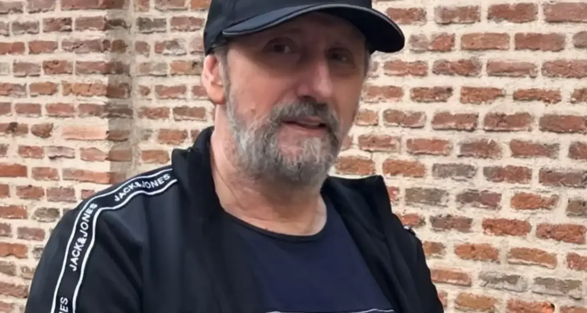 La hija de José Luis Gil actualiza el estado de su padre con una foto del actor paseando por Madrid