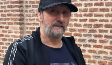 La hija de José Luis Gil actualiza el estado de su padre con una foto del actor paseando por Madrid