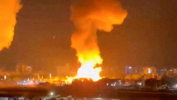 De la fumée s'élève suite à des explosions à Caracas, au Venezuela, le 3 janvier 2026, comme le montre cette capture d'écran extraite d'une vidéo obtenue par Reuters.