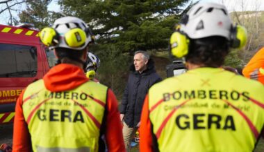 Carlos Novillo con miembros del GERA en el parque de bomberos de Navacerrada