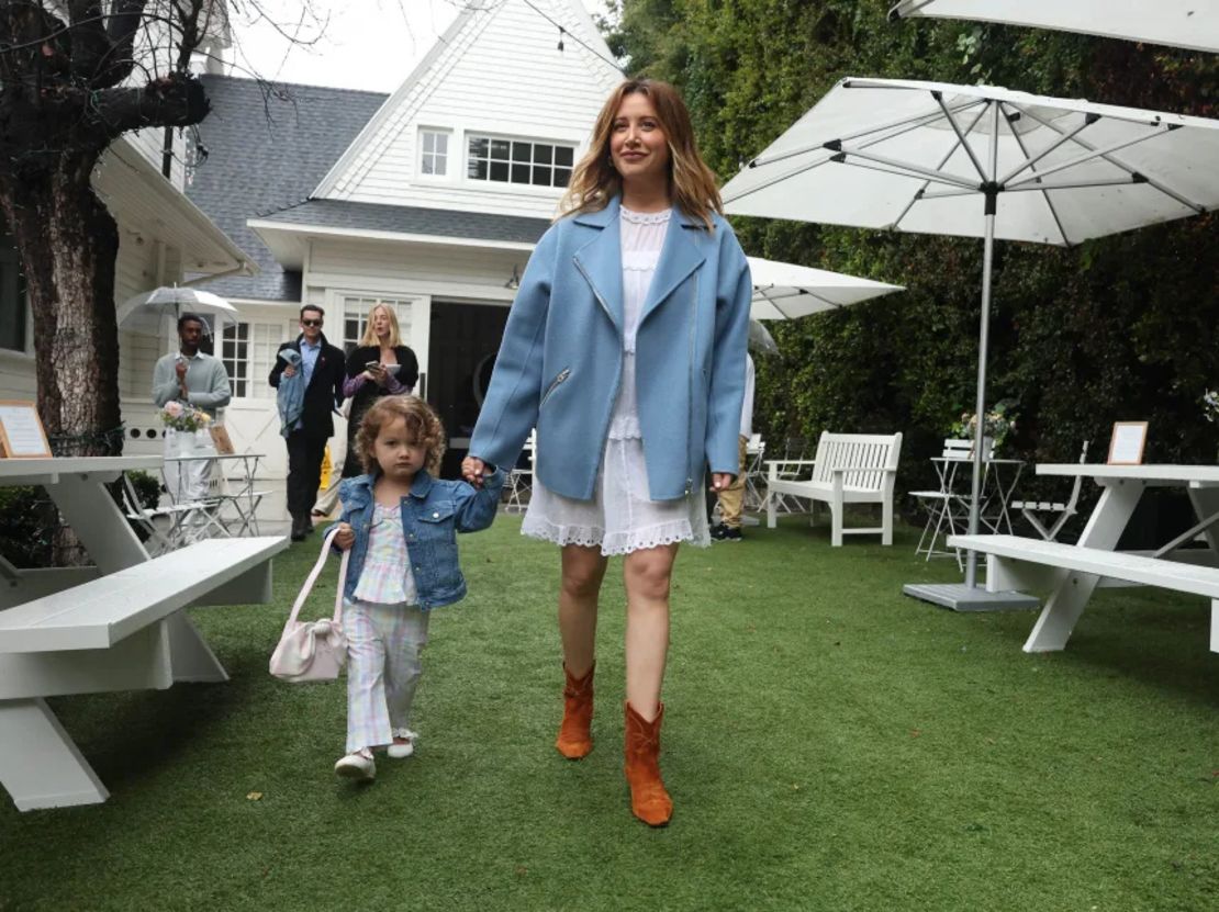 Ashley Tisdale, junto a su hija Jupiter French, organiza una fiesta en el jardín el 2 de marzo de 2024 en Los Ángeles, California.