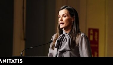 la reina Letizia entrega los Premios Zenda con look lady y pendientes de Pertegaz