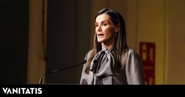 la reina Letizia entrega los Premios Zenda con look lady y pendientes de Pertegaz