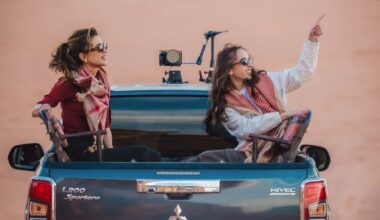 dos beduinas surcando el desierto en todoterreno