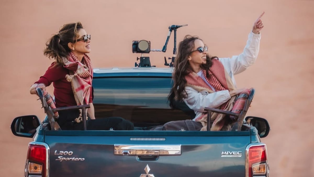 dos beduinas surcando el desierto en todoterreno