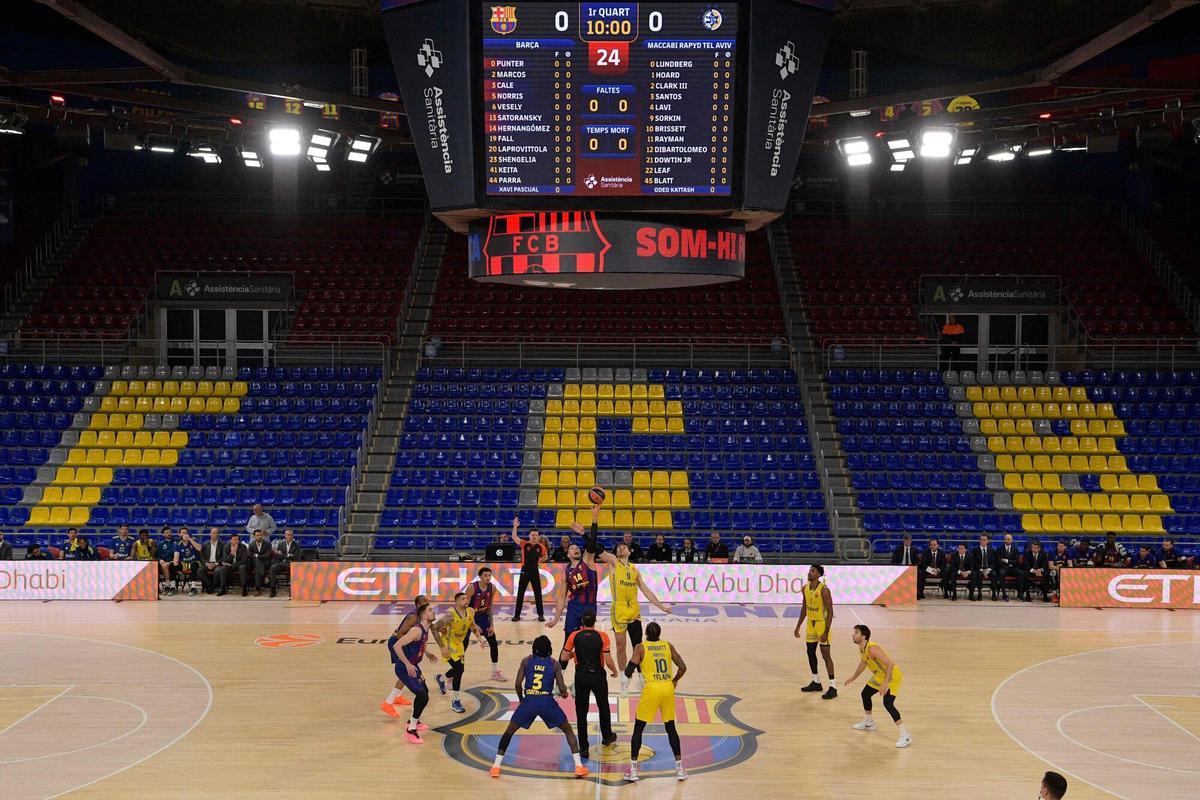Salto inicial en el duelo del Palau a puerta cerrada entre el Barça y el Maccabi.