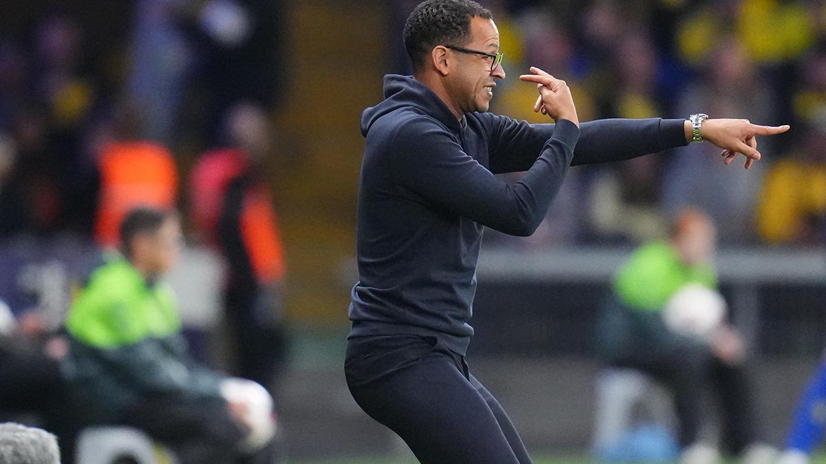 El entrenador del RC Strasbourg Liam Rosenior durante un partido de la Europa League