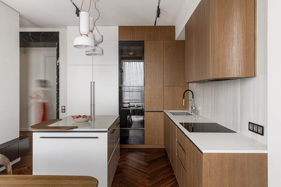 una casa en blanco y madera oscura con decoracion atemporal de antic interiors