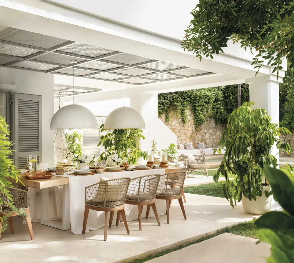 comedor exterior con lámparas grandes 00565095