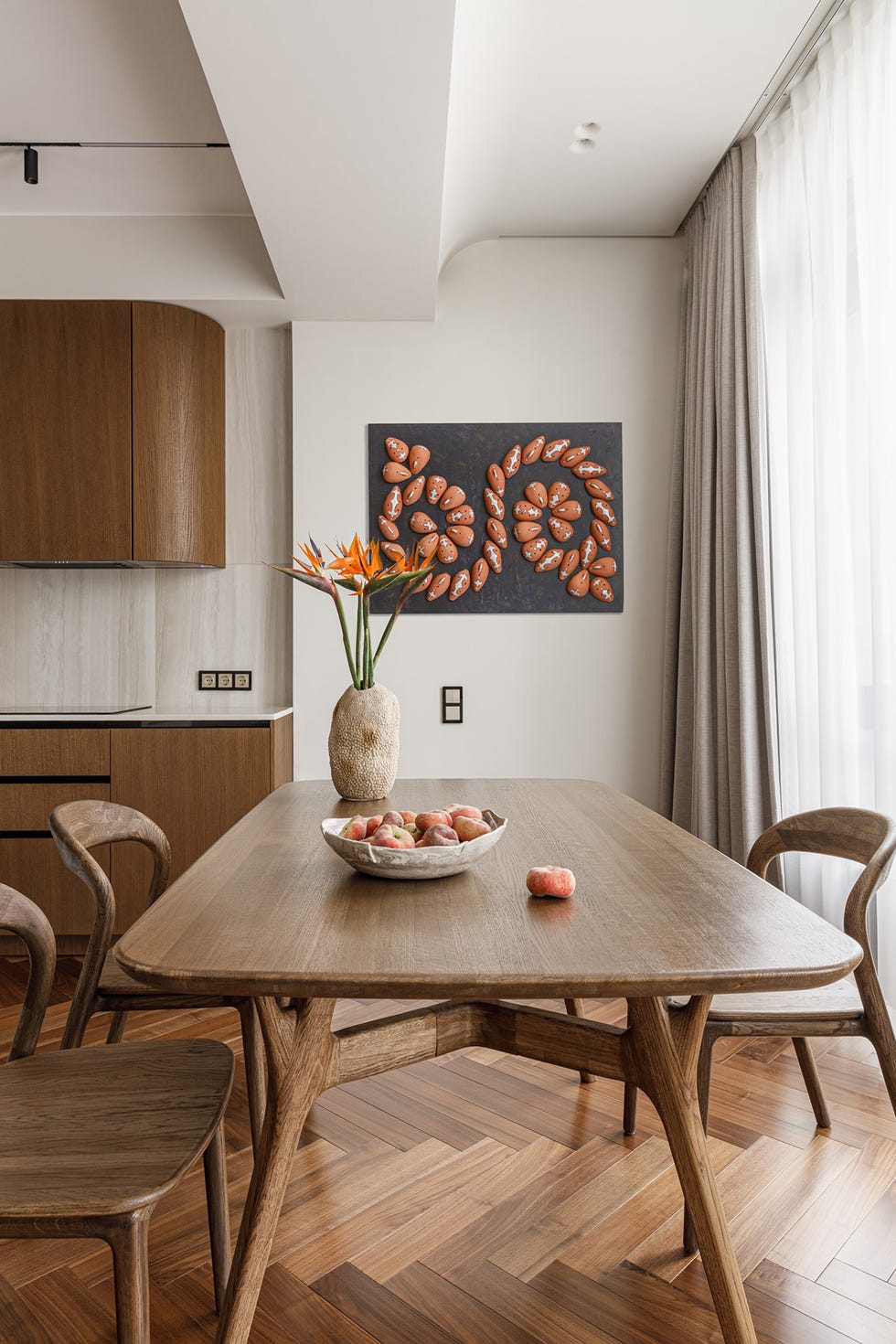 una casa en blanco y madera oscura con decoracion atemporal de antic interiors