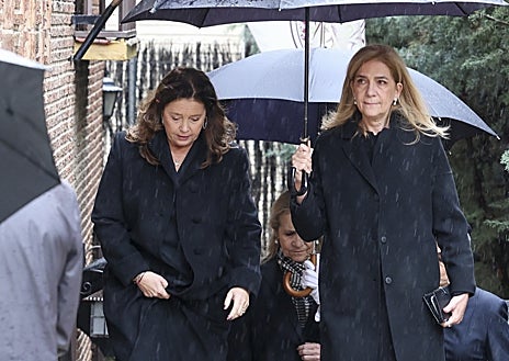 Imagen secundaria 1 - La Reina Sofía con el Rey Felipe, Abajo, Alexia de Grecia con la Infanta Cristina. Al lado, Alicia Koplowitz