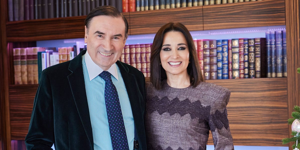 Cruz Sánchez de Lara y Pedro J. Ramírez posan en su casa de Madrid y comparten sus deseos para 2026