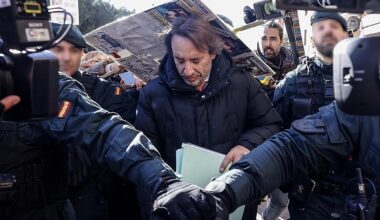 Tensión en el juzgado: golpean a Cuenca con una pancarta y Pradas se compromete a hablar con las víctimas