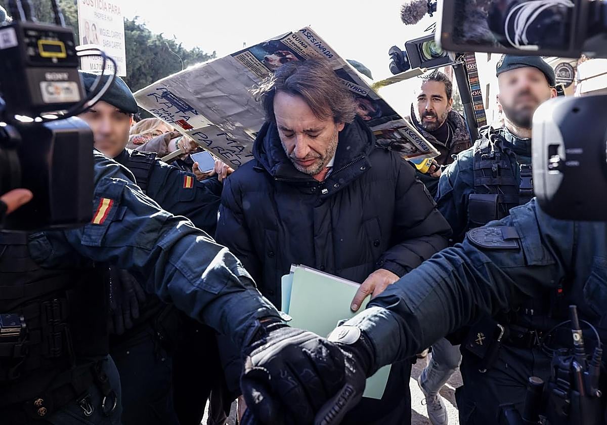 Tensión en el juzgado: golpean a Cuenca con una pancarta y Pradas se compromete a hablar con las víctimas