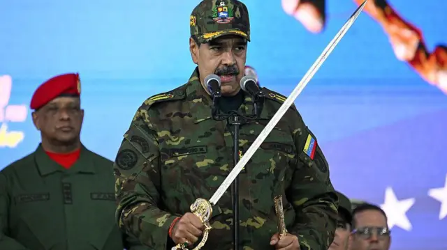 Nicolás Maduro empuñando la espada del Libertador Simón Bolívar días antes e los ataques de EE.UU.