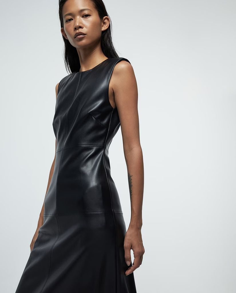 Vestido negro efecto piel de Sfera.