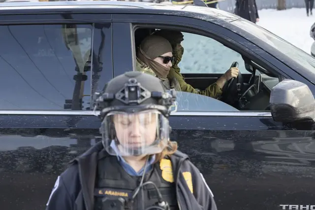 Agentes de ICE se encuentran en la escena donde agentes de ICE dispararon fatalmente a una mujer más temprano en el día en Minneapolis, Minnesota, Estados Unidos, el 7 de enero de 2026.  (Foto de Christopher Juhn/Anadolu vía Getty Images)