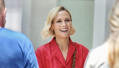 un vestido de lino con palmeras y 2 complementos que solo lleva cuando viaja