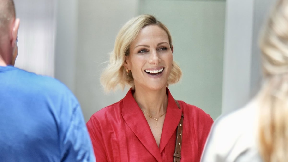 un vestido de lino con palmeras y 2 complementos que solo lleva cuando viaja