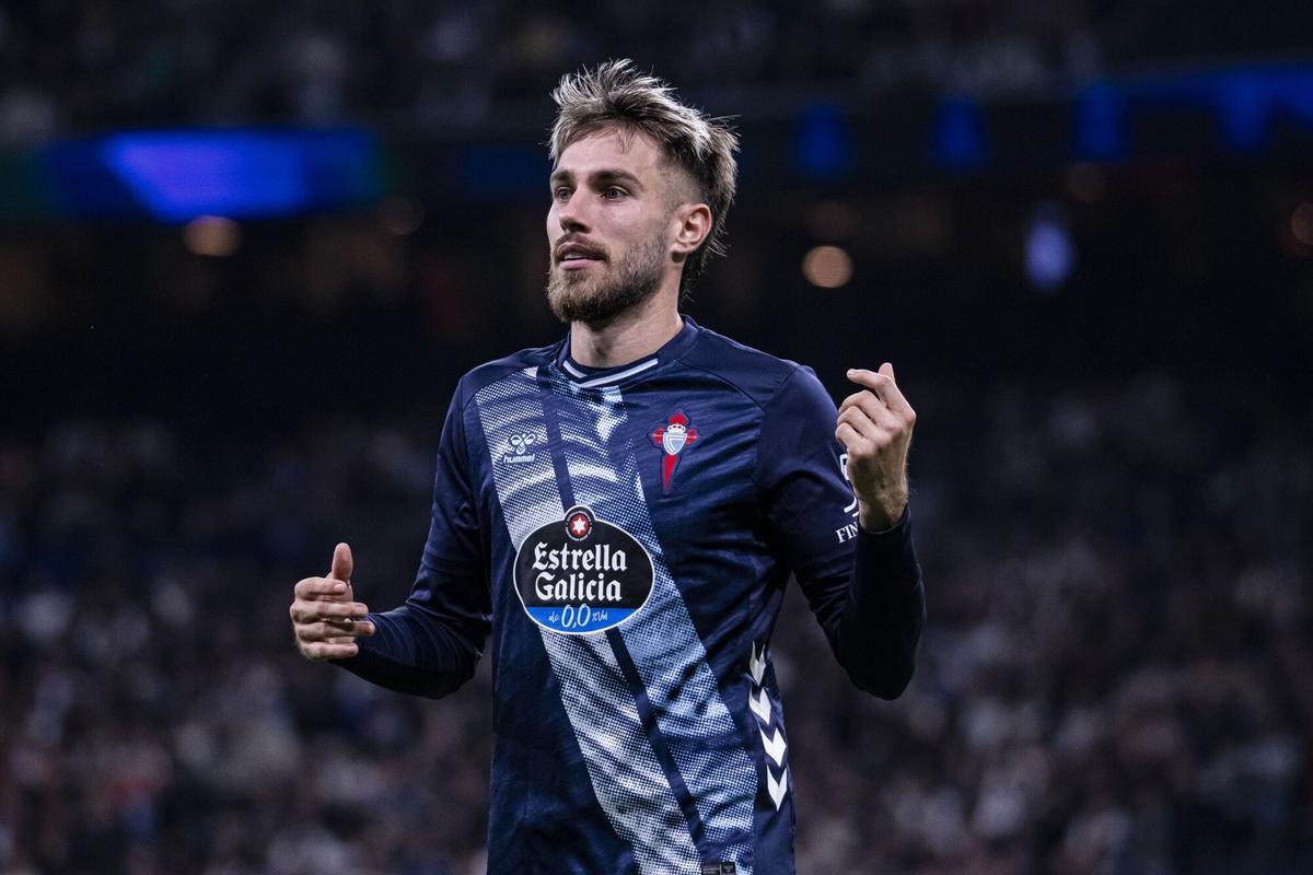 Partido entre el Real Madrid y el Real Club Celta de Vigo en el estadio Santiago Bernabéu. Mingueza