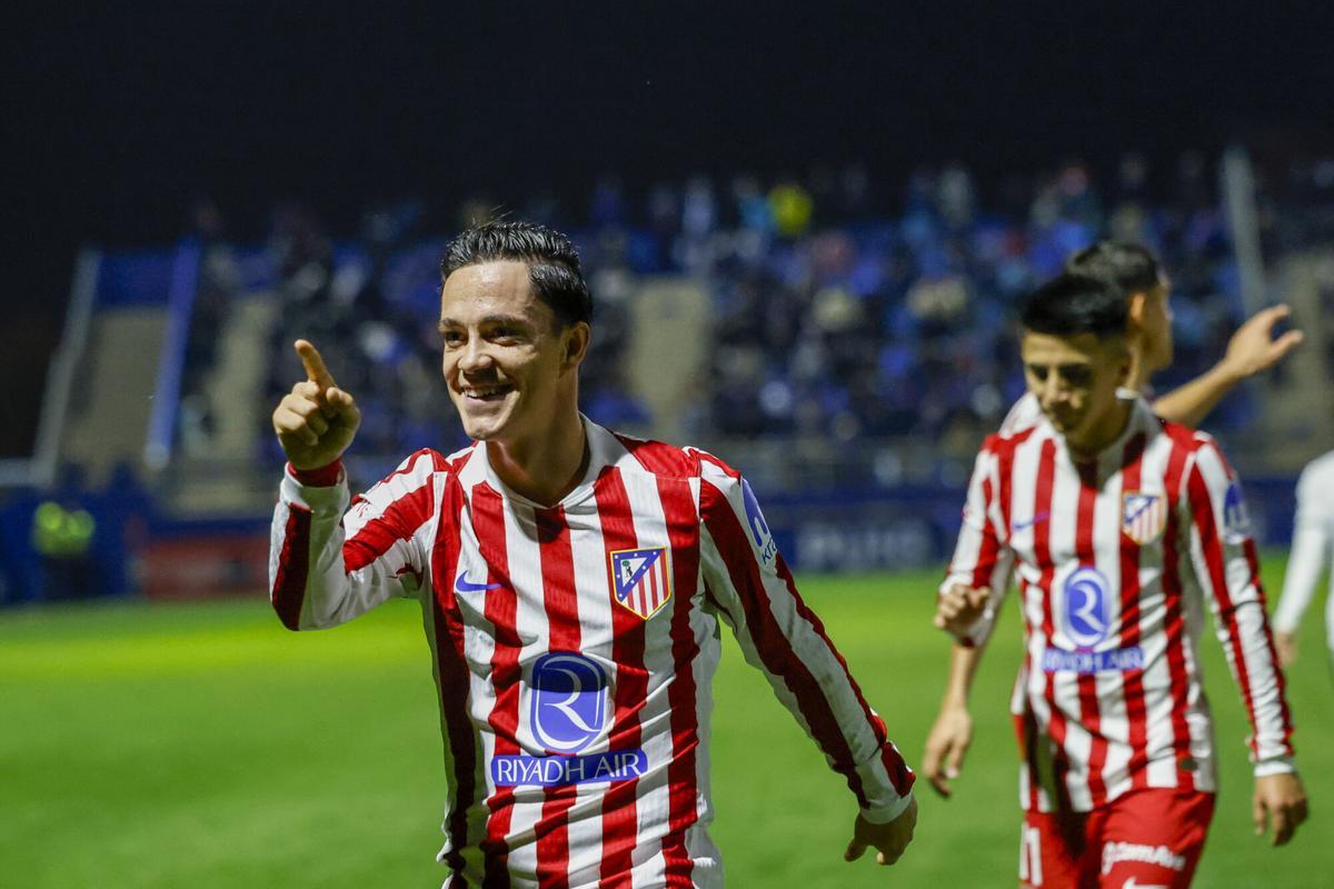 PALMA, 17/12/2025.- El delantero del Atlético de Madrid Giacomo Raspadori (i) celebra su gol ante el Atlético Baleares, durante del encuentro correspondiente a los dieciseisavos de final de la Copa del Rey que disputan hoy miércoles en el estadio Balear. EFE/Cati Cladera