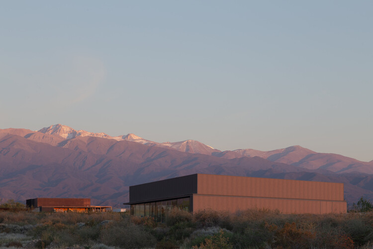 Destilería Santos Espíritus / Valeria Moreno - Fotografía exterior