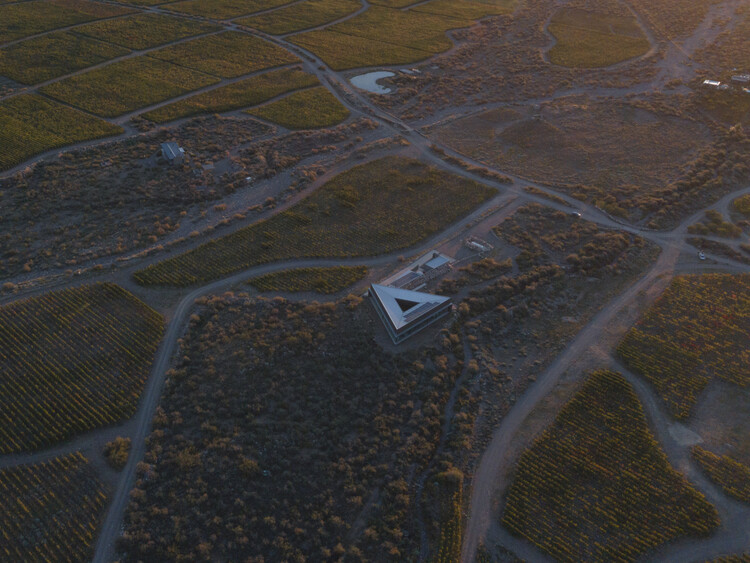 Destilería Santos Espíritus / Valeria Moreno - Imagen 1 de 20