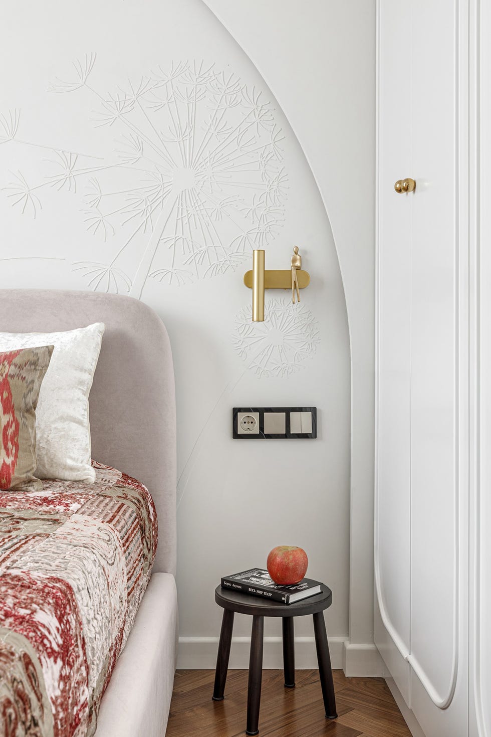 una casa en blanco y madera oscura con decoracion atemporal de antic interiors