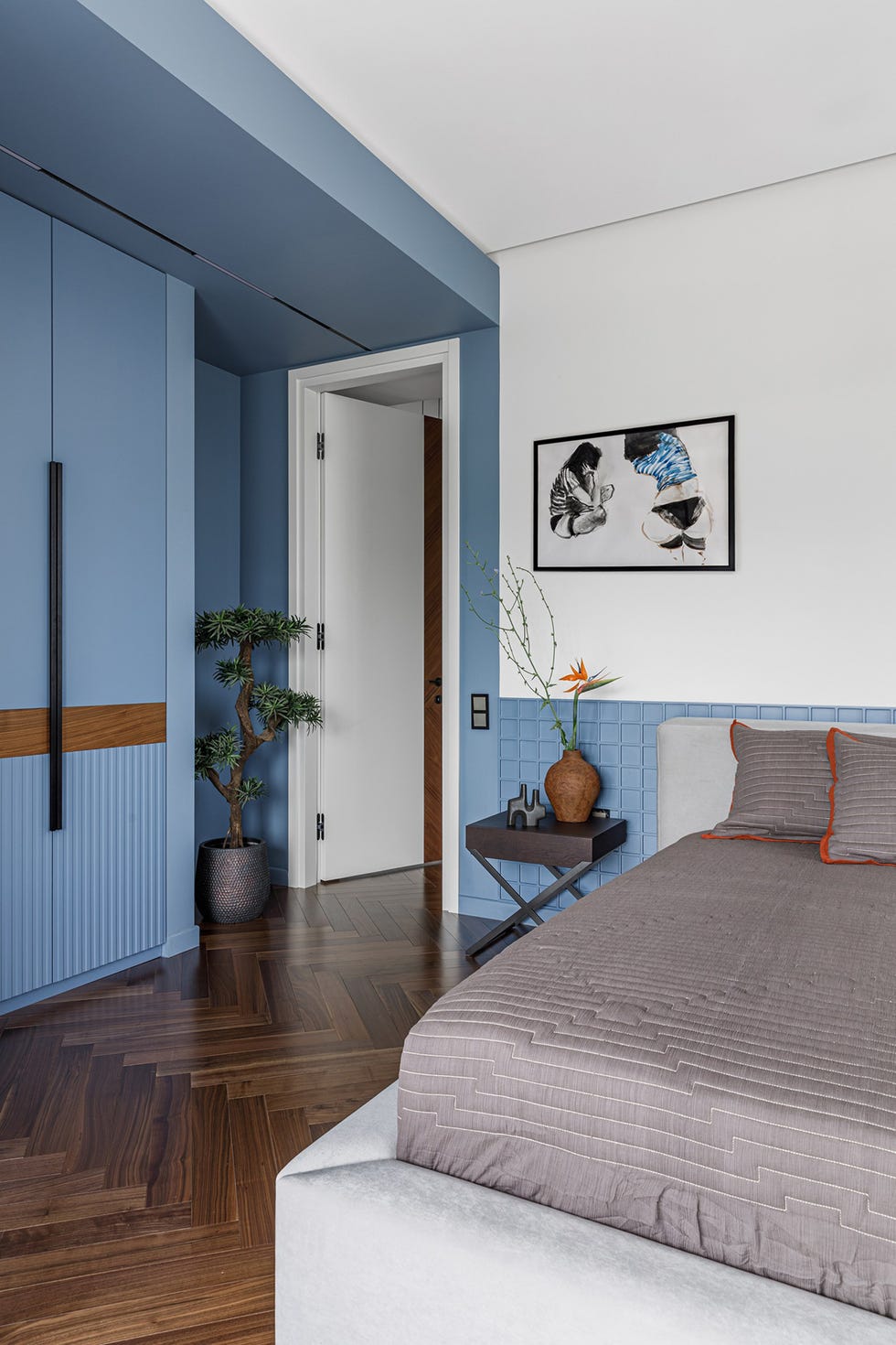 una casa en blanco y madera oscura con decoracion atemporal de antic interiors