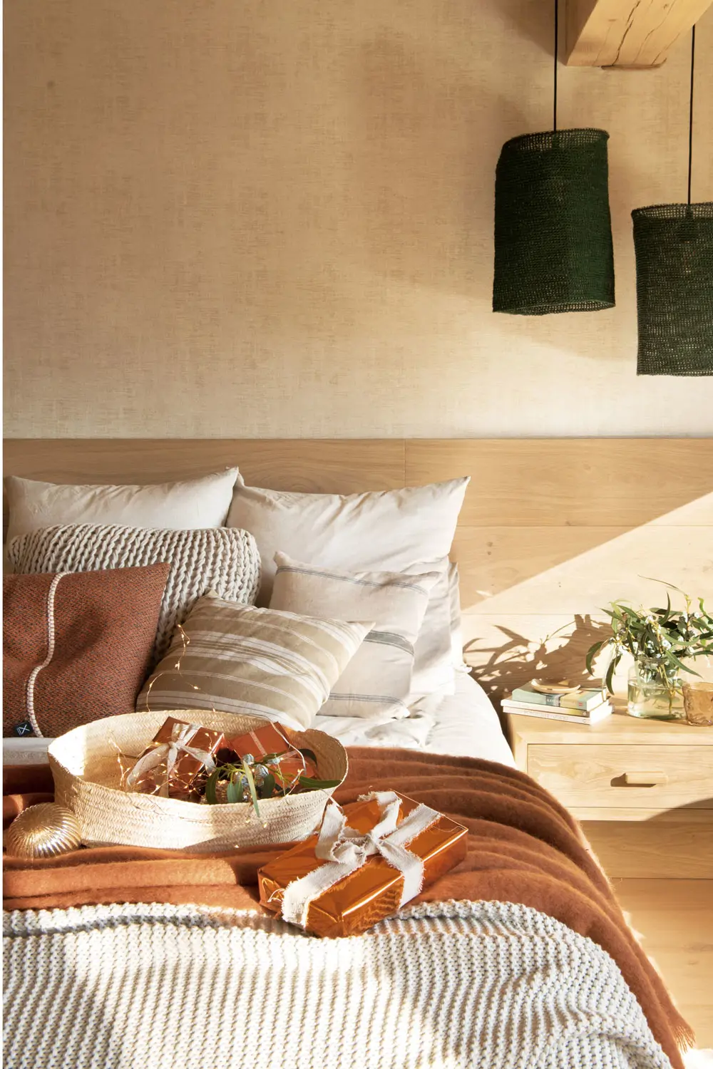 Dormitorio navideño con cabecero de madera