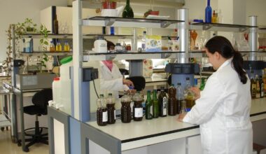 Trabajadores en el laboratorio de agroalimentacion
