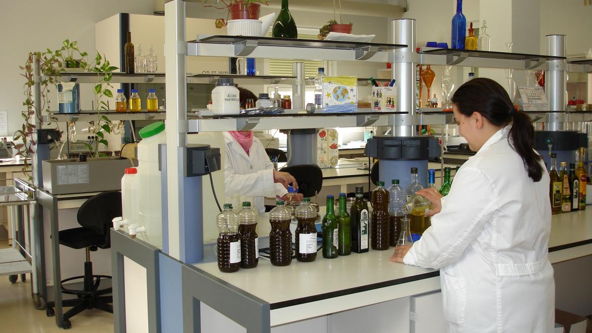 Trabajadores en el laboratorio de agroalimentacion