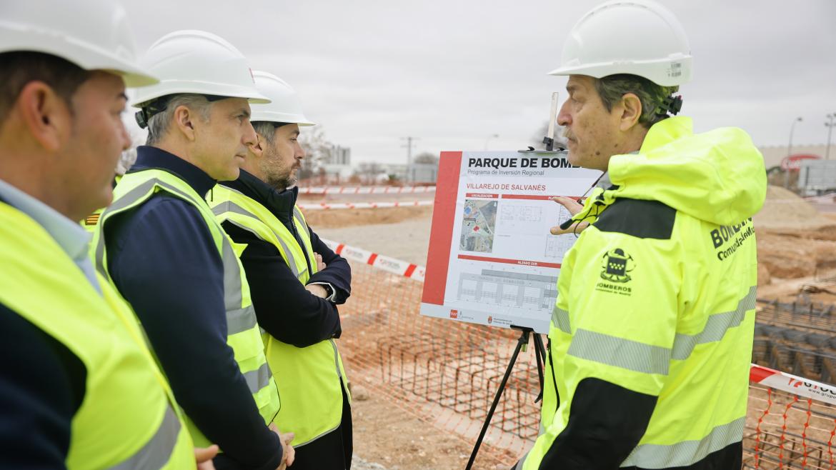 Los consejeros Miguel Ángel García Martín y Carlos Novillo durante la visita a las obras de construcción