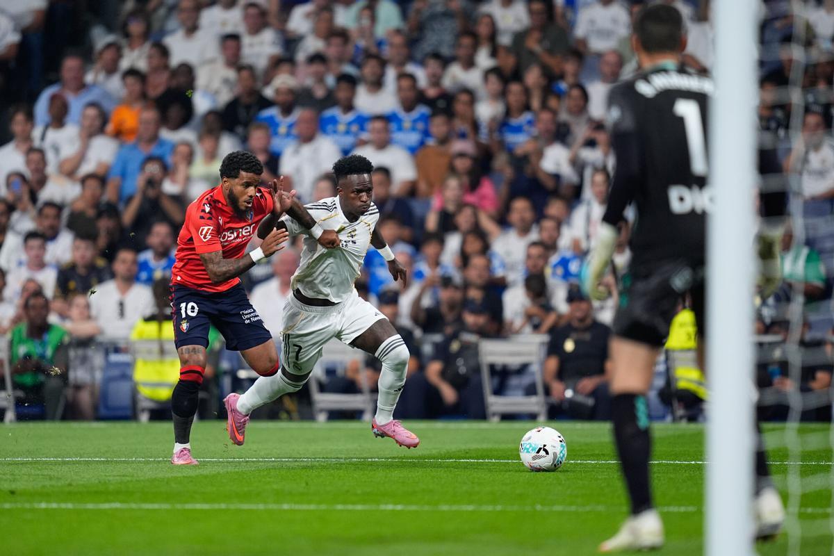 Valentin Rosier trata de frenar a Vinicius Junior en el partido de la primera jprnada de Liga entre Real Madrid y Osasuna