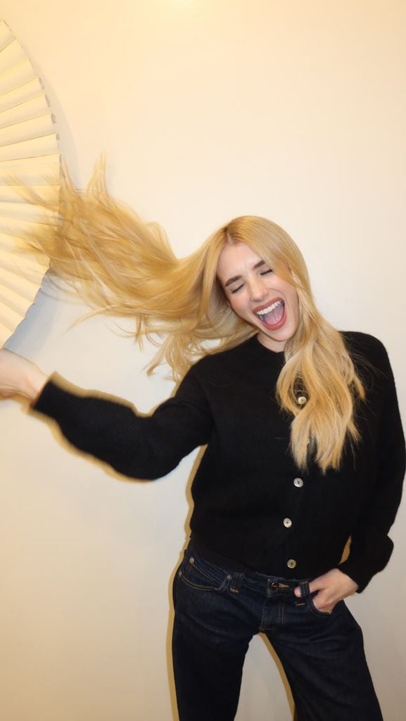Emma Roberts cambia el pelirrojo por el rubio platino para arrancar este 2026
