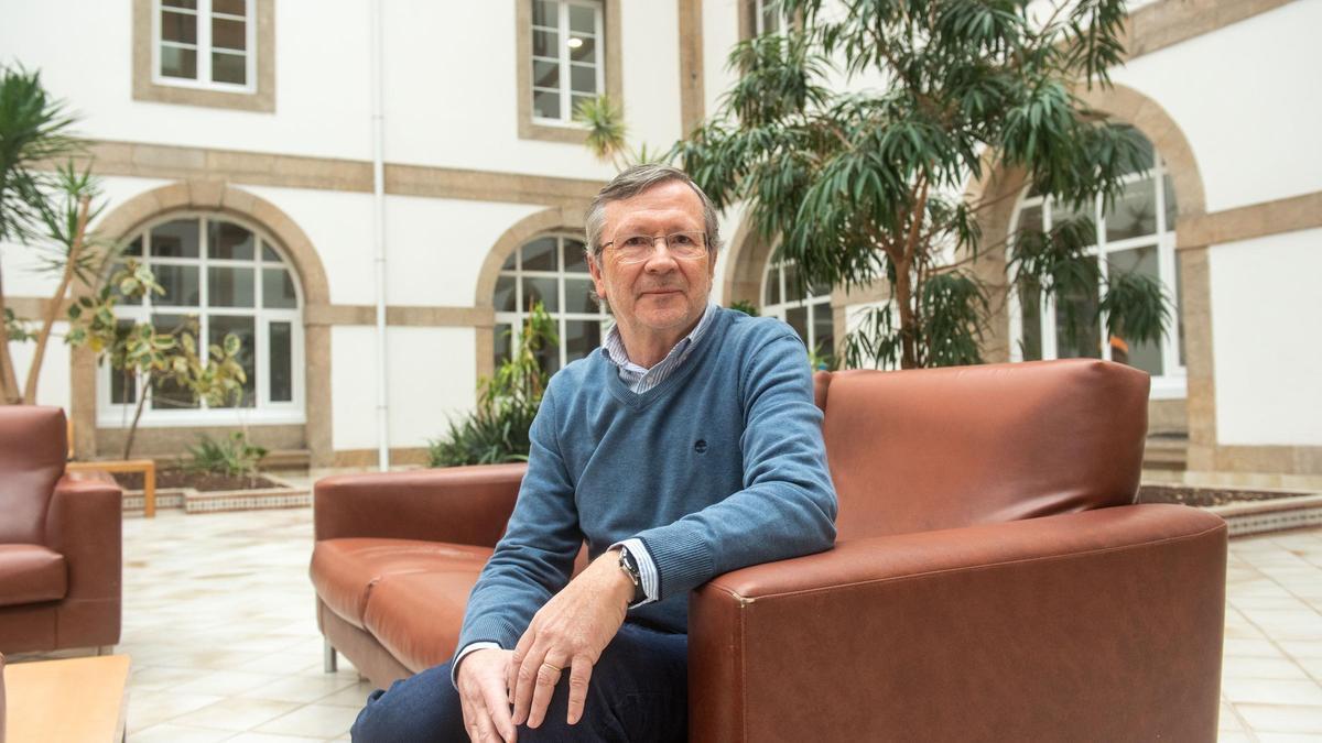 El doctor Joaquín Mosquera Osés, este sábado, en el patio central del Hospital Abente y Lago (Chuac).